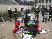 Verletzte werden versorgt